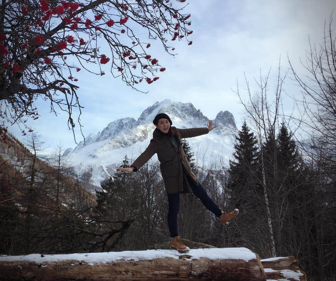 飛河蘭のインスタグラム：「1.Décembre  Mon Anniversaire 🎂  昨日は誕生日でした🎊 今年はフランスで迎える誕生日。渡仏前はひとりぼっちで過ごすんじゃないかと心配していたけど、クラスの友達とMont Blanc🏔へ行くことに！ 金曜の夜からお洒落な山小屋に泊まって当日はスイス🇨🇭へ！ 誕生日の日を2ヶ国で過ごすという日本じゃできない体験をさせてもらいました😭❤️ きっと一生忘れられない誕生日。 みんな、本当に有難う！  さて、女が1番楽しい30代に突入🎊 沢山の変化と学びがあった20代の自分から大人の女性へ変わる30歳。 一年一年素敵な大人の女性になれるように頑張ります😊👍🏻 旅の様子はまたストーリズに載せるぞー！🏔 #france #chamonix #vacancetravail #montblanc #シャモニー #モンブラン #anniversary  #30歳  #30歳の顔は自分の生き様  #ホワイトバースデー #有難うございます」