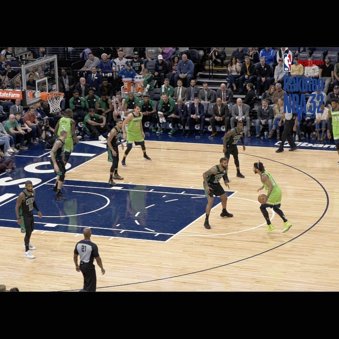 Rakuten NBA 32さんのインスタグラム写真 - (Rakuten NBA 32Instagram)「. 本日はここMinneapolisより、地元チームMinnesota Timberwolvesのチーム状況やその本拠地Target Centerの情報をお届けします！  衝撃トレードをものともせず調子を上げてきているTimberwolvesは、 ・Karl-Anthony Towns選手 ・Andrew Wiggins選手 の若手2人を攻守の主軸におきつつ、 ・Robert Covington選手 ・Derrick Rose選手 など高スキルの選手達が揃い、チームを盛り立てています。 . 新加入メンバーを軸に好調の波に乗り切れるか、注目です！ . また、Timberwolvesの本拠地Target Centerは有名アーティストによるコンサートが行われる大規模なアリーナです。 さらに、この秋にメインコートの中央スクリーンのアップデートが完了！ より鮮明な映像でハイライトなどを楽しむことができます。 . みなさんもぜひ足を運んでみてくださいね。 . -------------------- 楽天NBA32ではNBAの最新情報を発信しています。 選手インタビューやバスケアイテムの紹介など、耳寄り情報が盛りだくさん！ NBAの最新情報をゲットしたい方は @rakuten_nba32 をフォロー！ チーム情報は #rakutennba32_team をチェックしてください。 -------------------- . #nba #nbabasketball #RakutenTV #rakutennba32 #basketball #楽天TV #楽天NBA32#バスケ #バスケ🏀 #バスケットボール #バスケ女子 #バスケ好きな人と繋がりたい #バスケ部 #バスケしたい #バスケ観戦 #Timberwolves #ティンバーウルブズ #ウルブズ #minneapolice #KarlAnthonyTowns #AndrewWiggins #DerrickRose #タウンズ #カールアンソニータウンズ #ウィギンス #アンドリューウィギンス #デリックローズ #MVP #ターゲットセンター」12月3日 7時04分 - rakuten_nba32