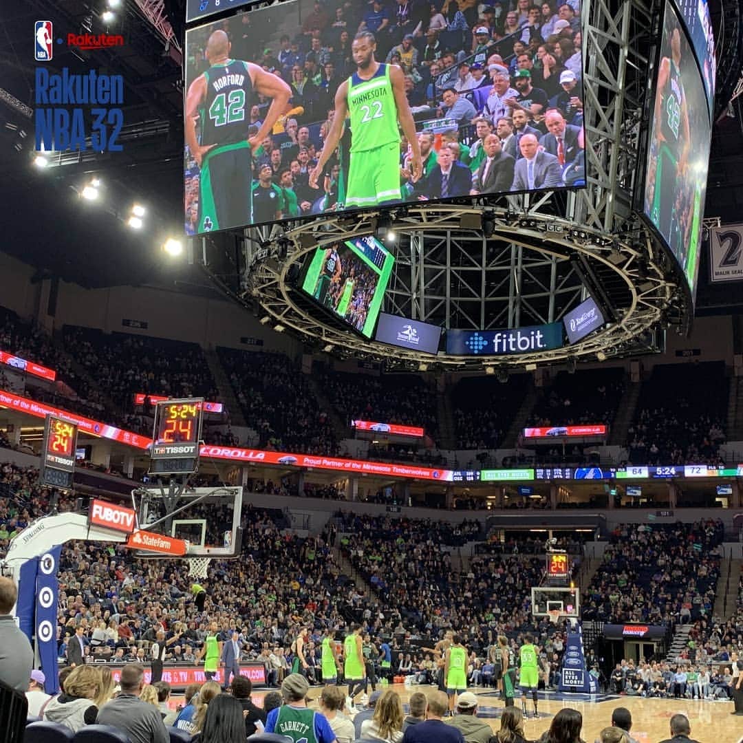 Rakuten NBA 32さんのインスタグラム写真 - (Rakuten NBA 32Instagram)「. 本日はここMinneapolisより、地元チームMinnesota Timberwolvesのチーム状況やその本拠地Target Centerの情報をお届けします！  衝撃トレードをものともせず調子を上げてきているTimberwolvesは、 ・Karl-Anthony Towns選手 ・Andrew Wiggins選手 の若手2人を攻守の主軸におきつつ、 ・Robert Covington選手 ・Derrick Rose選手 など高スキルの選手達が揃い、チームを盛り立てています。 . 新加入メンバーを軸に好調の波に乗り切れるか、注目です！ . また、Timberwolvesの本拠地Target Centerは有名アーティストによるコンサートが行われる大規模なアリーナです。 さらに、この秋にメインコートの中央スクリーンのアップデートが完了！ より鮮明な映像でハイライトなどを楽しむことができます。 . みなさんもぜひ足を運んでみてくださいね。 . -------------------- 楽天NBA32ではNBAの最新情報を発信しています。 選手インタビューやバスケアイテムの紹介など、耳寄り情報が盛りだくさん！ NBAの最新情報をゲットしたい方は @rakuten_nba32 をフォロー！ チーム情報は #rakutennba32_team をチェックしてください。 -------------------- . #nba #nbabasketball #RakutenTV #rakutennba32 #basketball #楽天TV #楽天NBA32#バスケ #バスケ🏀 #バスケットボール #バスケ女子 #バスケ好きな人と繋がりたい #バスケ部 #バスケしたい #バスケ観戦 #Timberwolves #ティンバーウルブズ #ウルブズ #minneapolice #KarlAnthonyTowns #AndrewWiggins #DerrickRose #タウンズ #カールアンソニータウンズ #ウィギンス #アンドリューウィギンス #デリックローズ #MVP #ターゲットセンター」12月3日 7時04分 - rakuten_nba32