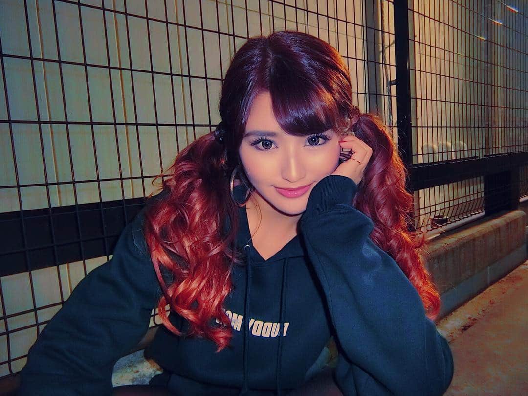 鈴木まりなのインスタグラム：「   "BUDDY MOB" @buddymob  HOODIE 2nd MODEL  マリナが着用してるモデル💜 BODY COLOR BLACK PRINT COLOR WHITE SIZE M  予約受付12/4まで！詳細はこちら↓ @buddymob @buddycapo    #instafashion #fashionpost #fashion #ootd #street #streetfashion #hoodie #black  #dj #girlsdj #femaledj #asiandj #Japanesedj #djlife #djingismylife #djinglife #djlifestyle」