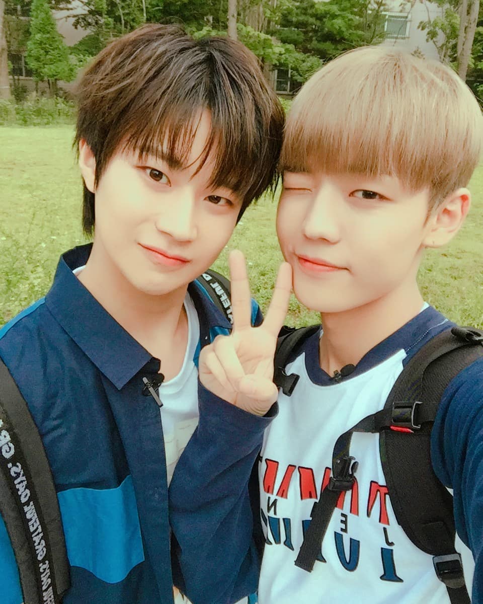 UNB（ユエンビ）のインスタグラム：「[📣] 잠시 후 8시에 유앤비가 출연하는 셀피 다이어리 마이 드로니 7화가 VLive에 공개됩니다😆  찬X마르코가 말하는 패피의 완성은⁉ 찬X마르코의 패피의 완성이 궁금한 유앤미👀 는 잊지마시고 꼭❗ 시청 해주세요❣  #유앤비 #UNB #마르코 #찬 #마이드로니」