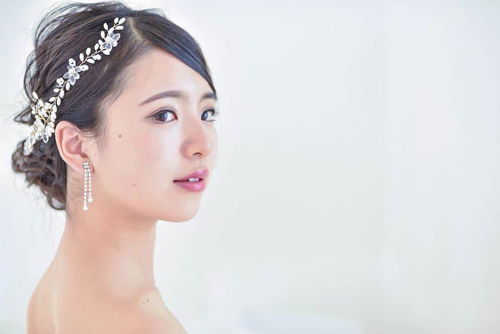 松田有紗のインスタグラム：「💍💗👰🏻💒 . この髪飾りお気に入り♡ . #ポートレート撮影」
