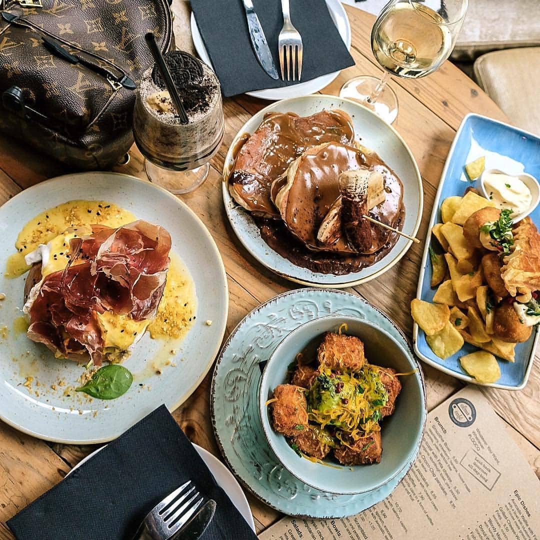 Top Dog Photoのインスタグラム：「TOP Barcelona 🥘 @alsurcafe 📷 por @millyq •  #topbarcelonaresto Visita la galería de nuestro artista destacado para conocerlo y darle cariño !! Look at the featured gallery to share the L❤️VE #communityfirst」
