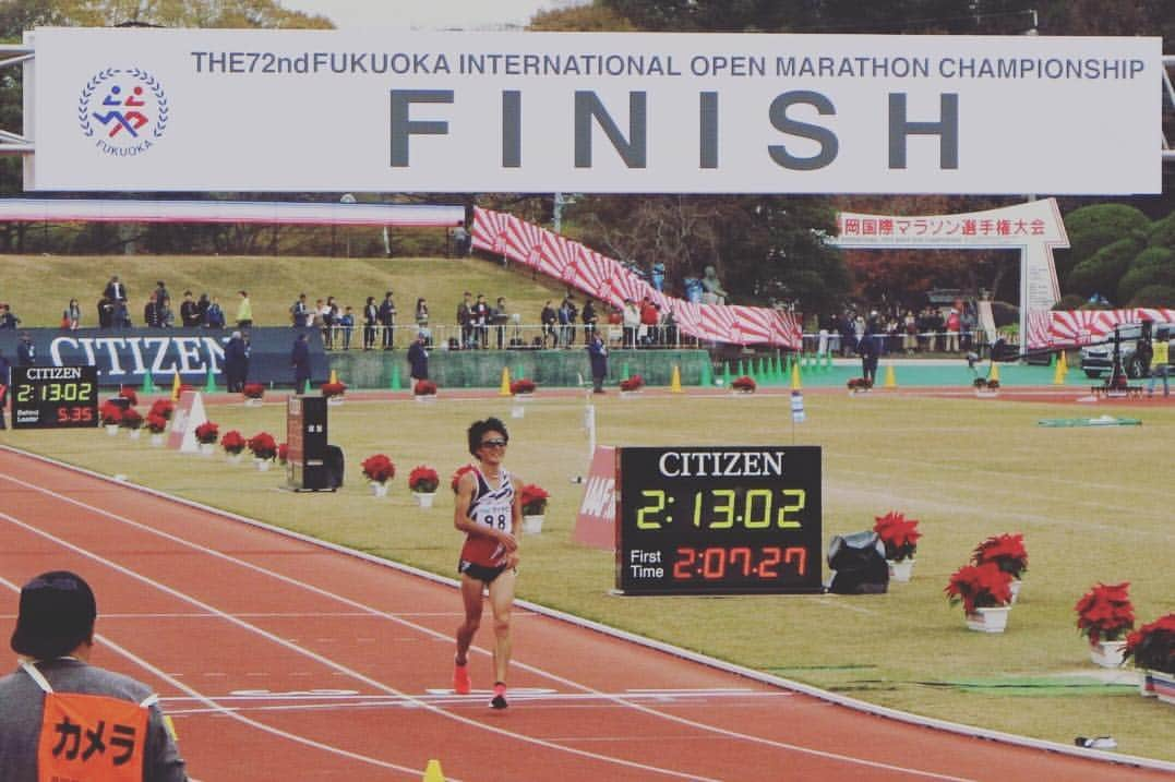 窪田忍さんのインスタグラム写真 - (窪田忍Instagram)「福岡国際マラソン 2時間13分02秒 たくさんの応援ありがとうございました。  20kmの給水で他選手と接触・転倒してしまい、すぐに立て直すことはできたものの、35km以降は脚が思うように上がらない状態になってしまいました。 思うことはありますが、結果は結果。すべてを含めてこれが実力。実力不足をしっかりと受け止めます。 なかなかマラソンで結果を出せませんが、挫けずにがんばっていきます！  今後とも応援よろしくお願いします。」12月3日 19時10分 - shinobu_kubota