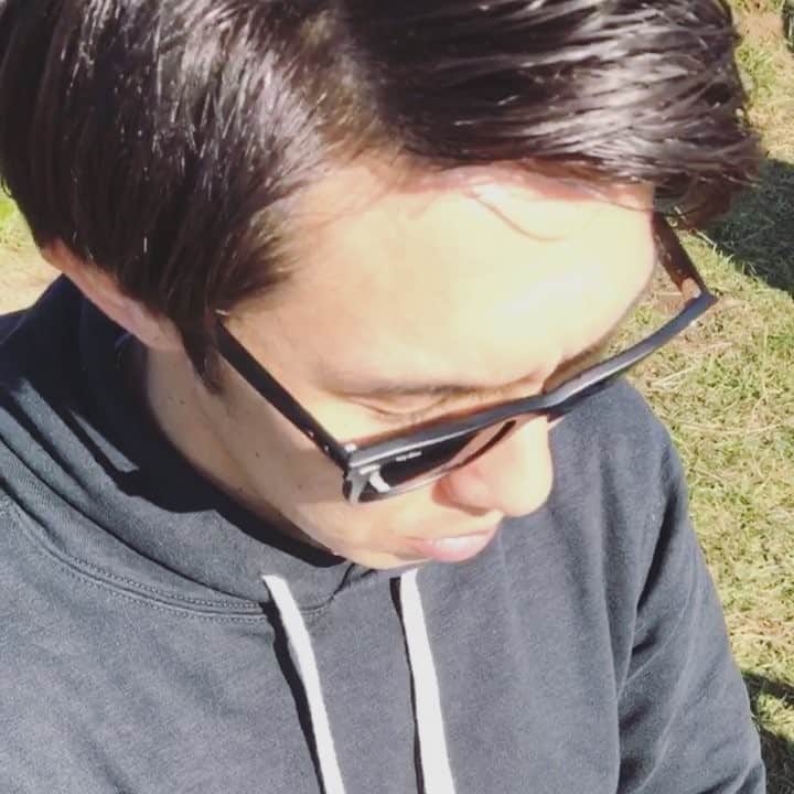 のインスタグラム：「昨日のpostで書いた、オットちゃんの〝サングラスの下でこっそり寝る技〟です🤪www 許可取ってないから怒られる可能性大🤣w」