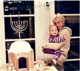 ガブリエル・マクトさんのインスタグラム写真 - (ガブリエル・マクトInstagram)「Happy 1st night of Hanukah! That’s me at 12yrs old with @jessemachtmusic @jesse_macht who was almost 2? There’s our family synagogue we decorate with candy every year going back to 1975. I missed today’s gathering where we also celebrated my mother’s bday!!! Happy Birthday Mom and Happy Hanukah!」12月3日 12時37分 - iamgabrielmacht