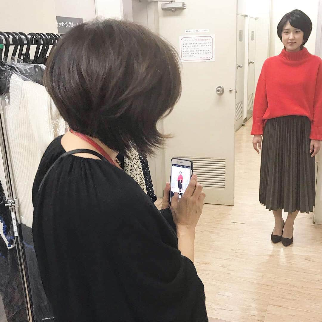 あさイチさんのインスタグラム写真 - (あさイチInstagram)「月曜日の放送後は衣装合わせタイム！ スタイリストさんに袖丈まで細かくチェックしてもらいます。 この衣装はいつかスタジオで見られるかも？ #赤ニット #プリーツスカート #近江友里恵 アナ #nhk #あさイチ #8時15分から」12月3日 12時42分 - nhk_asaichi