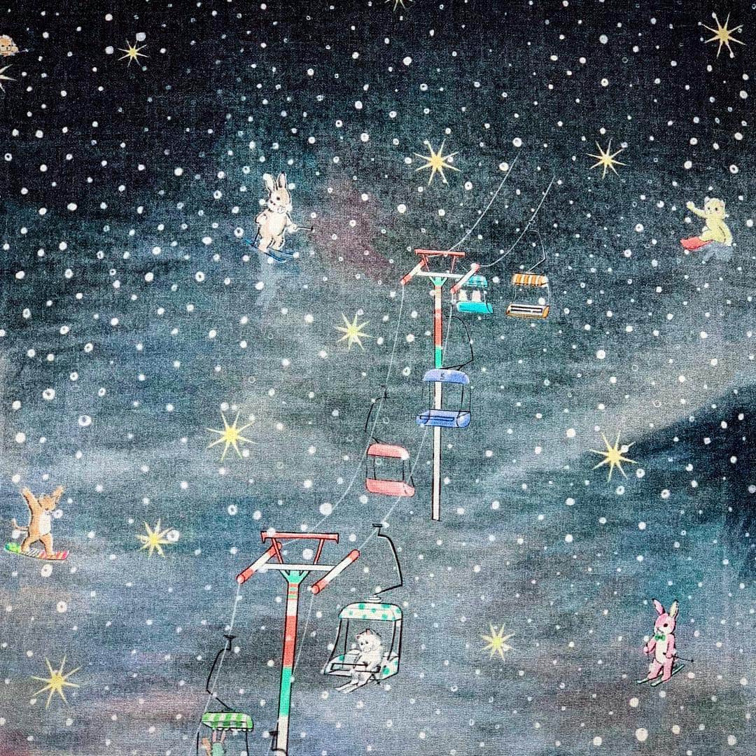 franche lippee officialさんのインスタグラム写真 - (franche lippee officialInstagram)「・ 冬のナイターを描いた『スキーヤー』柄が 丈長スカートになって登場します⛷🌲 ・ ・ @premiere_vie_franchelippee  @yukiemon_ ・ ・ #フランシュリッペ #franchelippee #ダンソンポッシュ #テキスタイル #textiledesign #イラスト #スキーヤー #風景画 #くま#ねこ #うさぎ #fashion #artstagram  #2枚目はシュミレーション画像です💡」12月3日 13時18分 - franchelippee