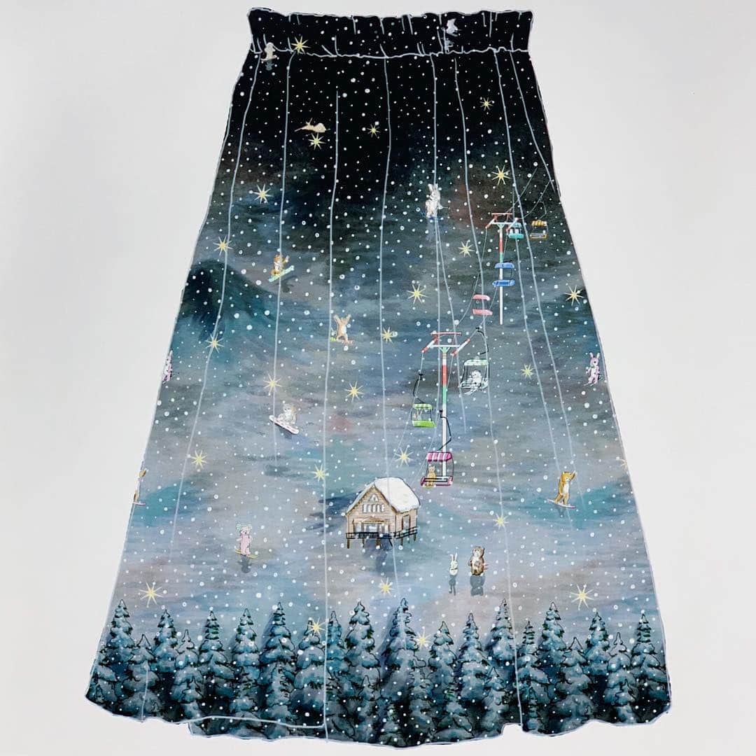 franche lippee officialさんのインスタグラム写真 - (franche lippee officialInstagram)「・ 冬のナイターを描いた『スキーヤー』柄が 丈長スカートになって登場します⛷🌲 ・ ・ @premiere_vie_franchelippee  @yukiemon_ ・ ・ #フランシュリッペ #franchelippee #ダンソンポッシュ #テキスタイル #textiledesign #イラスト #スキーヤー #風景画 #くま#ねこ #うさぎ #fashion #artstagram  #2枚目はシュミレーション画像です💡」12月3日 13時18分 - franchelippee