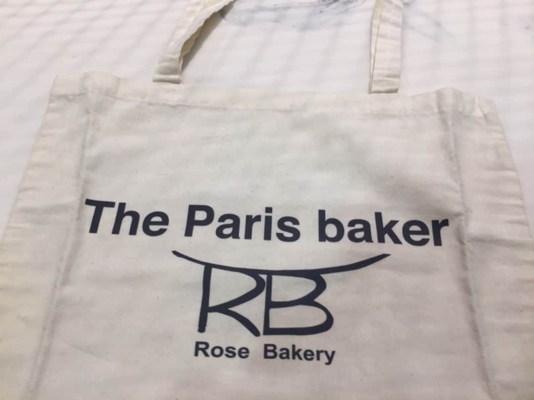 Rosebakeryginzaさんのインスタグラム写真 - (RosebakeryginzaInstagram)「ローズベーカリーオリジナルトートバッグ再入荷しました！ コットン素材で使いやすく、お洗濯も簡単で、おすすめですよ。 実は、このトートバッグ、東京だけの限定商品です！  明日のデリ ・キャロットラペ ・ポテト、ベーコン、オニオン ・2種キャベツ、柿、クルミ ・カボチャ、セルフィーユ、メープル ・セロリラブ、ロマネスコ、リコッタ ・ナス、紅心大根、パクチー  明日のスープ ・ひよこ豆とレモンのスープ  内容は、変更になる場合もございます。ご了承ください。  #ローズベーカリー #ローズベーカリー銀座 #オリジナルトートバッグ #東京限定 #カフェ #パリ本店 #デリ #サラダ #スープ #ベジタブルスープ #グルテンフリー #東京 #銀座  #rosebakery #rosebakeryginza #salads #vegetables #soup #vegetablesoup #glutenfree #cafe #fromparis #original #totebag #tokyoexclusive #ginza #tokyo」12月3日 19時24分 - rosebakeryjapan