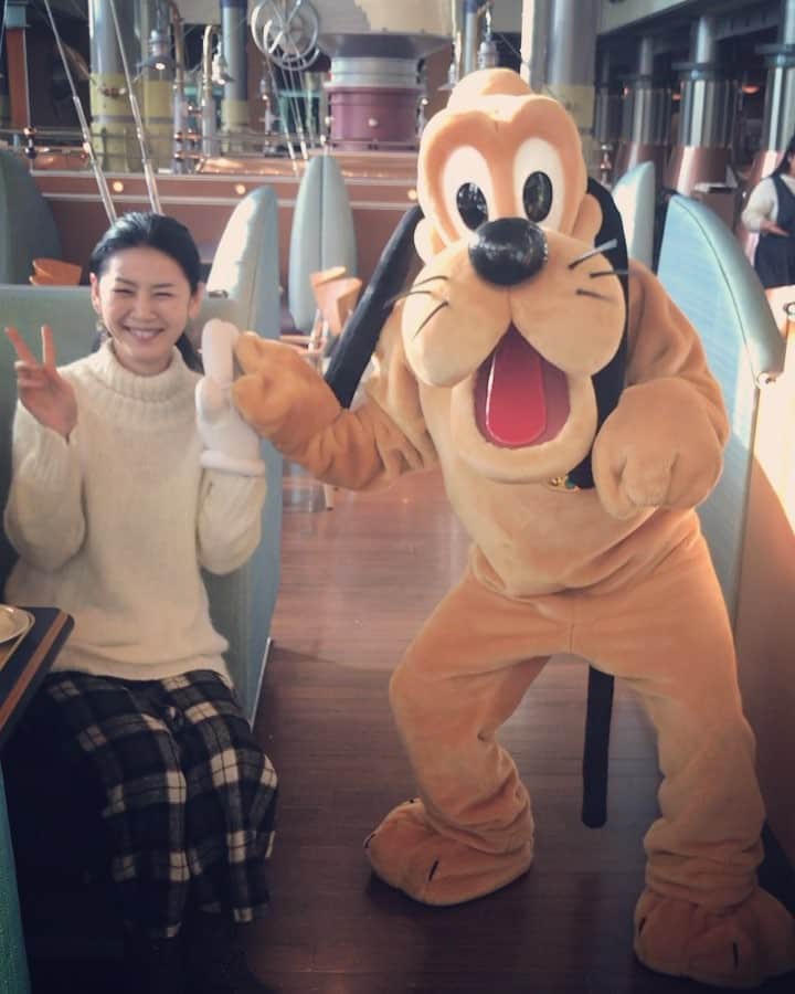 睦のインスタグラム：「‪先日の、‬ ‪ディズニーシーの‬ ‪ホライズンベイ・レストランの‬ ‪ディズニー‬ ‪キャラクターダイニングでの‬ ‪プルートとの‬ ‪イチャイチャ動画の‬ ‪全編です。笑‬ ‪膝すりすりしてくれて、‬ ‪とっても可愛かったぁ。‬ #膝すりすり  #お茶目  #ぼっちディズニー  #キャストさんが撮ってくれた  #東京ディズニーシー  #ディズニーシー #disneysea  #tokyodisneysea  #tokyodisneyresort  #mickey  #ミッキー  #mickeymouse  #ミッキーマウス  #キャラクターダイニング  #プライオリティシーティング  #pooh  #プーさん  #プルート  #plute  #ホライゾンベイレストラン  #horaizonbayrestaurant  #グリーティング  #ぼっち  #ssw  #singersongwriter  #artist  #lyricist  #singer  #井上睦都実 #睦」