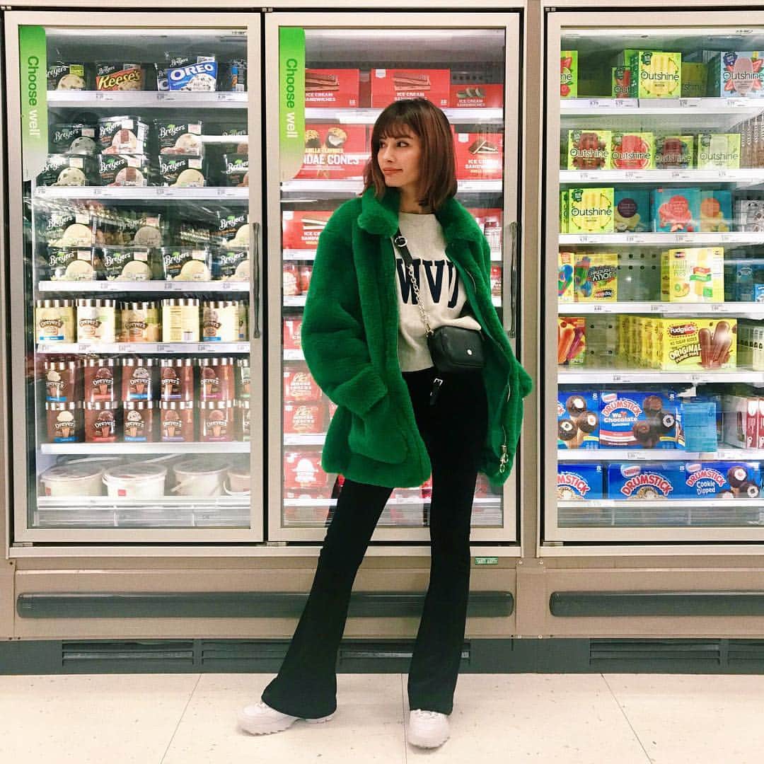 高松チェルシーリナさんのインスタグラム写真 - (高松チェルシーリナInstagram)「. 今日の #ootd 🧥 この緑のファーコートは @topshop で一目惚れして買いました😍 街を歩いてたら、Nice Coat!!と必ず声をかけられる、アメリカンからのウケ抜群のコート✨✨嬉しい🤣💓 #outfit#coat#aw#farcoat#topshop#greencoat#la#grove#shopping」12月3日 14時56分 - chelsea_rina