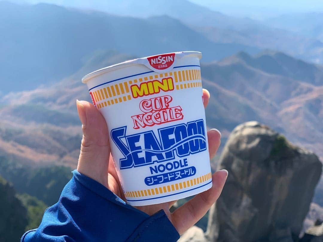 中村葵のインスタグラム：「山で食べるカップヌードルは最高だよね！！^ - ^❤️🏔 #山好きな人と繋がりたい #山登り #登山 #ハイキング #山ガール #山歩ガール #中村葵 #カップヌードル #シーフードヌードル #山ごはん #瑞牆山 #山梨県 #japan #japanview」