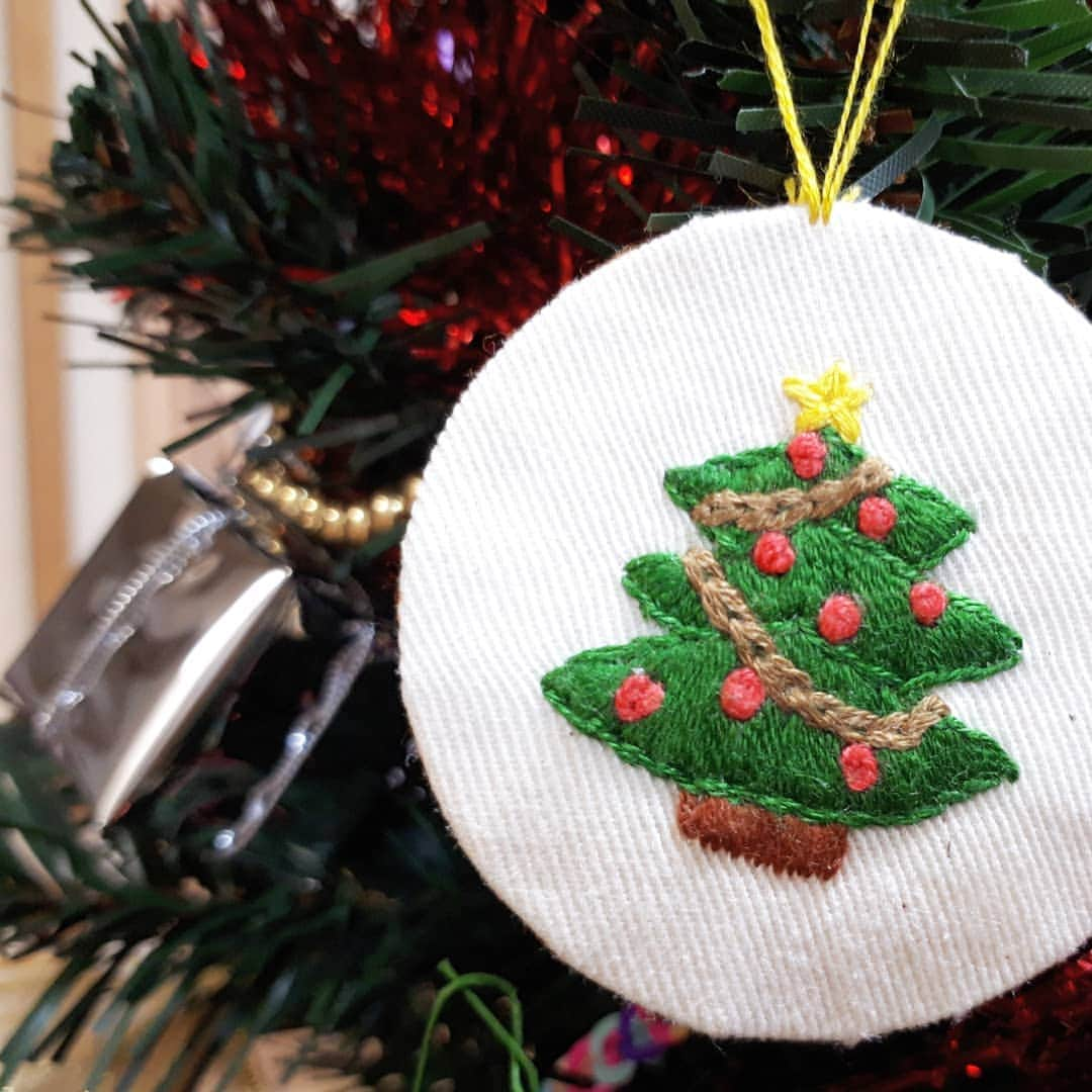 ユリルリよしかわりほこのインスタグラム：「クリスマスツリー🎄にクリスマスツリー🎄を飾りました！  #刺繍 #刺繍初心者」