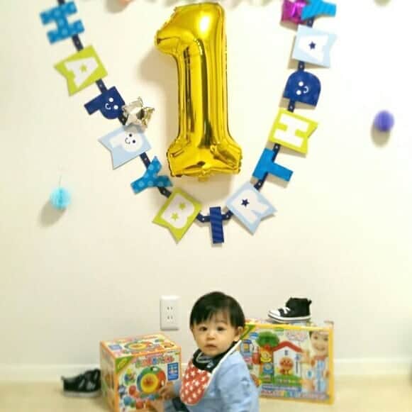 のインスタグラム：「👏2018, 12, 3👏 ポンさん1歳のお誕生日🎂 おめでとう💕  去年の今日、 私たちのもとへと 産まれてきてくれたポンさん♡ 早いもので1歳…か。w 毎日毎日、たくさんの成長を見せてくれ、 驚きと感動を与えてくれて、 本当にどうもありがとう❗ お陰で、こっちが沢山の事を 学ばせて貰っているよ😌🍃 感謝しています✨  まだまだ新米すぎて、 至らない所が多すぎるけど あなたが、これからももっともっと たくさんの幸せを感じられるように、 多くの笑顔を作り出せるように、 日々、研究をして努力をして 全力でサポートしていくからね😊 何も恐れず!!!!ドンドンと!!!! 好きなことへと突き進んで スクスクと成長していってね❇  大丈夫!!!!🍀必ずついてるよ!!!!😌👍 世界で1番… (…て言ったら、父獣に怒られるかな？😜) いや、世界で一番!!!!♡ あなたを愛しています❤ お誕生日おめでとう！心から…✨💖 ちょうど日曜日の昨日は、 家族でお誕生日会🎂💐 子供たち用に、朝から大量の揚げ物をして、 お祝いプレートもケーキも作った🎶 量も食べれないし、初めてだし… ケーキも手作り🎂 どれも喜んでたくさん食べてくれて良かった🎵 個人的には、うーたんの耳の星を作るのが 1番面倒で大変だった（笑）😂💦 何かいい案無いかな？って、 考えた結果だけど… ストローを星型にするって…💦 どんだけ面倒なんだよｯｯｯて!!!!笑笑😂  一升餅を背負っての儀式も 選びとリカードも、楽しかった.•*¨*•.¸¸♬ やっぱり重くて泣いちゃうのとか😂 可愛すぎんだろって!!!!😆😍 選びとリカードでは、 大体決まってお財布と定規（笑） 本当にそうなってくれたらいいわね～笑笑。 お財布も定規も（笑） 父ちゃんにだけは似てないって事だね👏ʬʬʬ 安心!!!!😂爆 オリジナルカードも作成しようか迷ったけど… 結果、意地でも「柔道」と「芸能」は 作らない!!!!って事になった😂😂😂爆ʬʬʬ うん、、、それがいいよ、ポンさん（笑）✋ 無事に1歳の誕生日を迎えられて 本当に良かった(*ˊ˘ˋ*).•*¨*•.¸¸♬ お誕生日会も、、、 一部、またしても😩 かなりの大ハプニングがあったけど😰 (父獣 ポンさんを連れて行方不明) 無事 大成功に終われて良かった😌💕 1歳の🎂お誕生日💐 本当に本当におめでとう🎊  #祝#1歳#誕生日#お誕生日会#おめでとう #一升餅#選びとリカード#儀式#一生食べ物に困らないように#一生健やかに過ごせますように #世界で1番#愛しています#宝物#感謝」