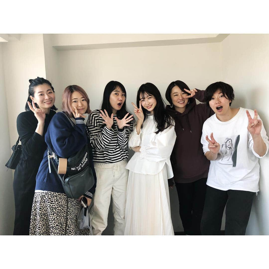 岡本夏美さんのインスタグラム写真 - (岡本夏美Instagram)「Seventeen卒業ページ 「岡本夏美伝説」を つくってくださった、 伝説級に大好きな、 スタッフの皆様！です！ 沢山可愛いを提供してくださって ありがとうございました ❤️🐄」12月3日 15時42分 - okamoto_natsumi