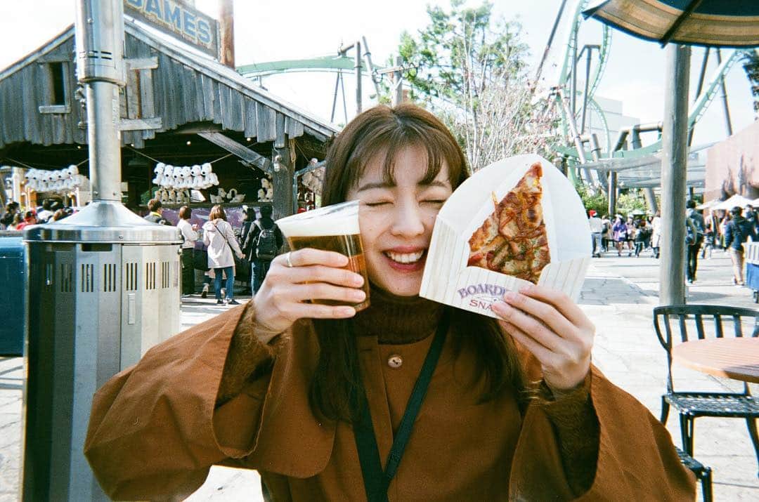小玉ゆういのインスタグラム：「⠀ 写ルンですの写真データがきた！27枚中14枚は真っ暗か失敗で、写ってなインですだった！そして成功ショットの半分くらいは片手にビールだった！ でもこれも良き旅の思い出となった！ ⠀ #写ルンです #USJ」