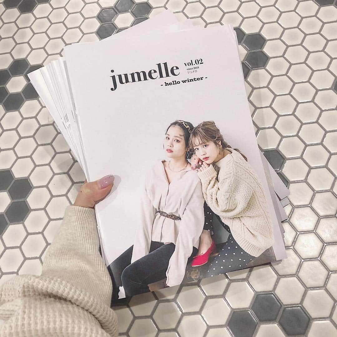 安中亜美さんのインスタグラム写真 - (安中亜美Instagram)「ㅤㅤㅤㅤㅤㅤㅤㅤㅤㅤㅤㅤㅤ jumelle LOOKBOOK vol.2 - hello winter - ㅤㅤㅤㅤㅤㅤㅤㅤㅤㅤㅤㅤㅤ できたーーー🥺！！！ 今回もすごく満足の出来上がり💓 今日から購入者全ての方に配布しています✌︎ (無くなり次第終了です) 早くみんなに見て欲しい❤️ 今回は前回よりも紙を硬くしてより本っぽく☺️ ㅤㅤㅤㅤㅤㅤㅤㅤㅤㅤㅤㅤㅤ hair make : @caolila_lie さん 大人しっとりヘアを作ってくれたよー😚💓 camera : @hanako_kimura さん 華子さんのセンスと決断力にびっくり感動した😂 ㅤㅤㅤㅤㅤㅤㅤㅤㅤㅤㅤㅤㅤ 協力して下さった皆様 ありがとうございました😭❤️ ㅤㅤㅤㅤㅤㅤㅤㅤㅤㅤㅤㅤㅤ 2枚目は本紙には使われなかったけど amiのお気に入りショット😂💓 ㅤㅤㅤㅤㅤㅤㅤㅤㅤㅤㅤㅤㅤ #lookbook #winter #jumelle #ジュメロ」12月3日 16時25分 - amitwinsworld