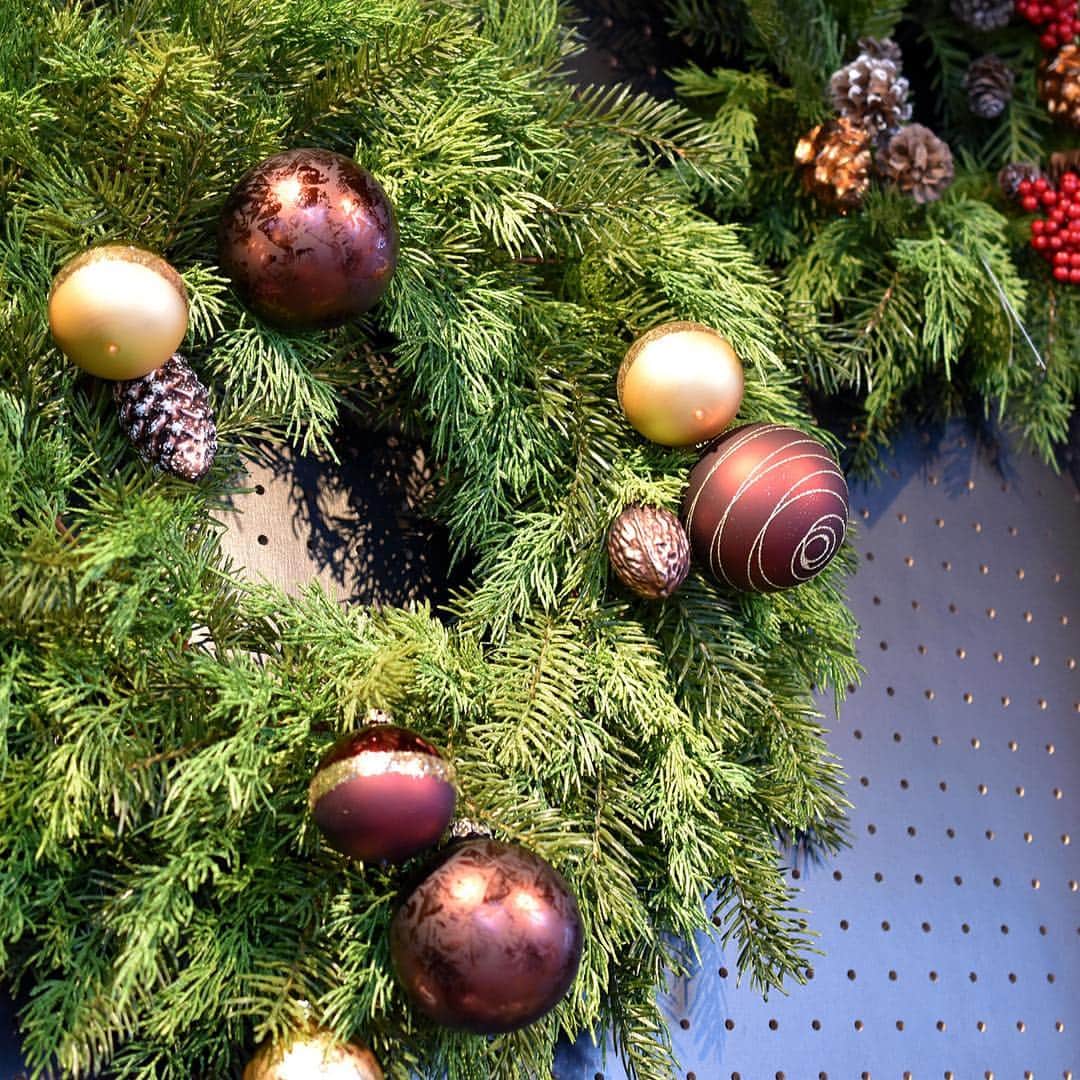 LIVING MOTIFさんのインスタグラム写真 - (LIVING MOTIFInstagram)「Christmas wreath . ツリー級の存在感をもつ大きめなサイズ感のリース。シンプルなリースは、お気に入りのオーナメントをプラスすれば毎年ちがった表情も楽しめます。 . www.livingmotif.com #livingmotif #リビングモティーフ #store #tokyo #interior #interiordecoration #christmas #christmasdecoration #christmaswreath #クリスマス #クリスマスデコレーション #クリスマスリース」12月3日 16時41分 - livingmotif