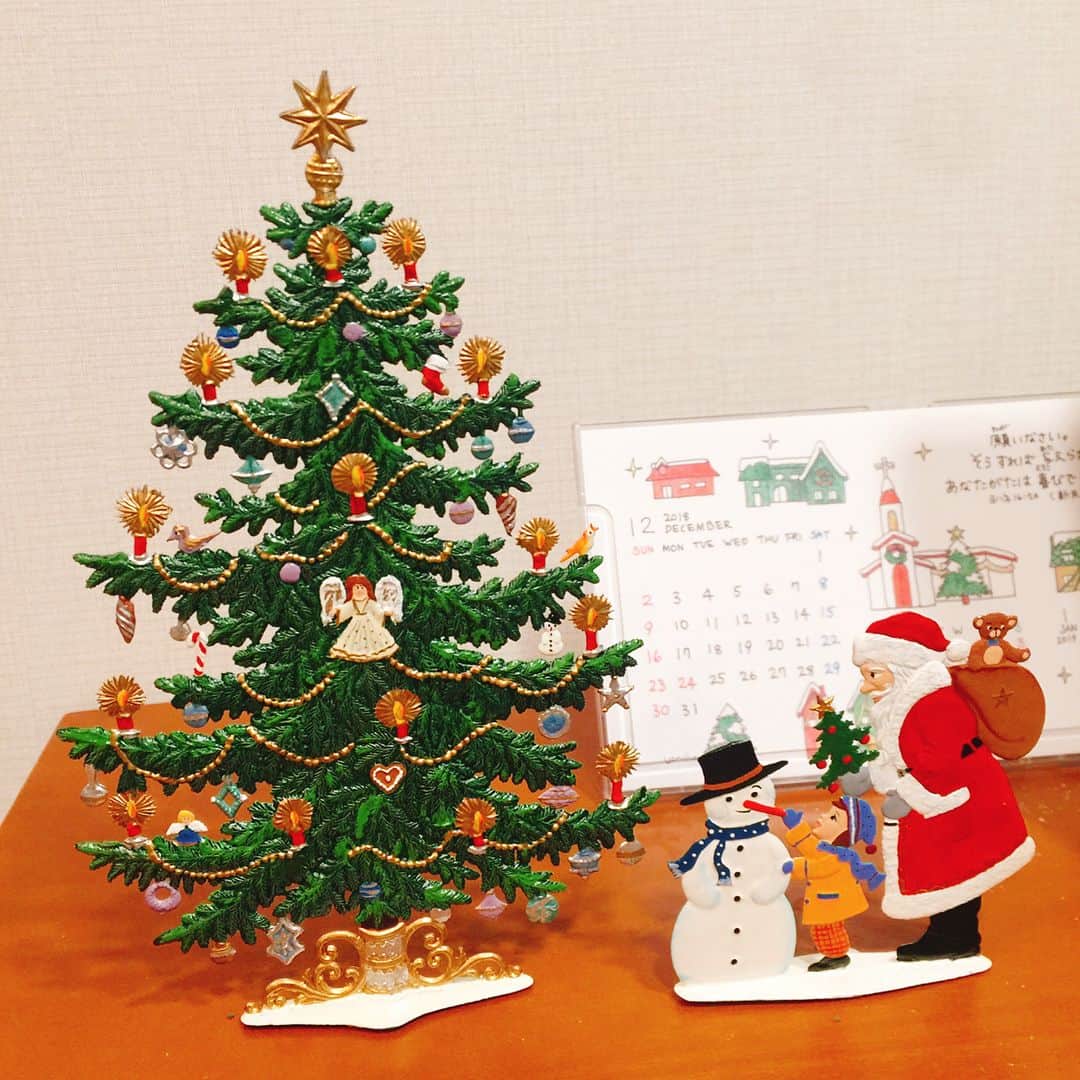 大和田美帆さんのインスタグラム写真 - (大和田美帆Instagram)「#クリスマスの飾り は キラキラもいいけれど ドイツ製の温もりある飾りが好き。  #オーナメント 買う前に #クリスマスツリー 買いなさいよ。わたし！ 仕方がないから壁にw .  #アドベントカレンダー を開けるのを楽しみに朝起きてくるワガコ。 . 3枚目の飾りは昨年母から貰った#錫 で出来ている平べったい飾り。とてもお気に入り。  #ornaments#christmasdecor #kathewohlfahrt #adventcalendar#ケーテウォルファルト」12月3日 17時14分 - miho_ohwada