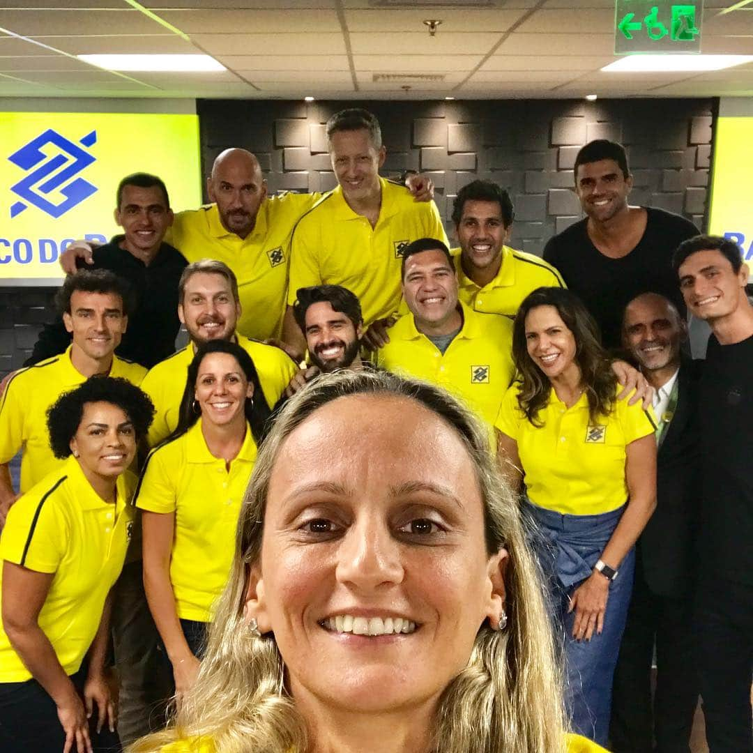 ファビアナ・オリベイラさんのインスタグラム写真 - (ファビアナ・オリベイラInstagram)「Encontro com essas feras! Obrigada @bancodobrasil pela oportunidade de estar junto desse time! #torcidabrasil #bbnosesportes」12月4日 4時32分 - fabialvim