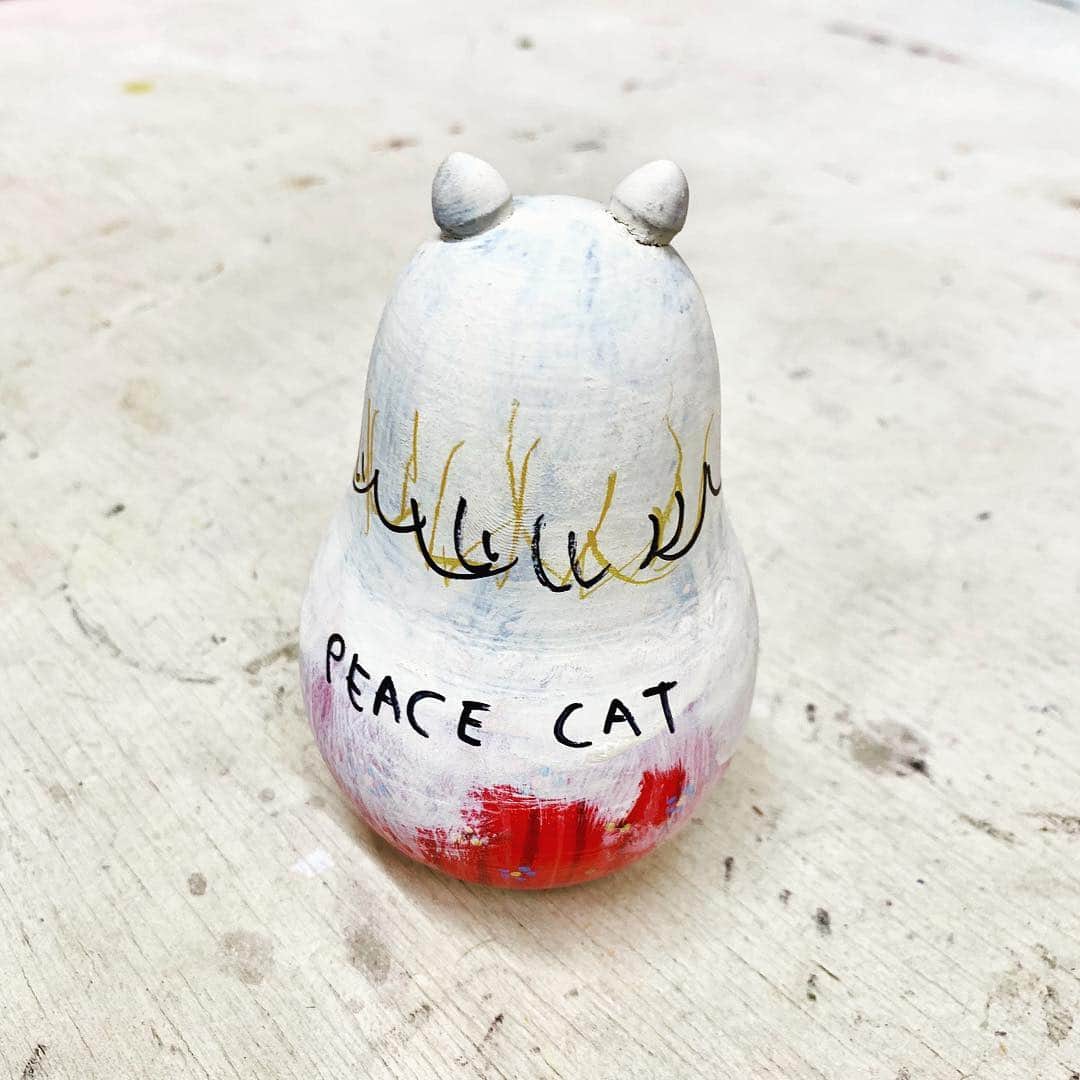 奈良美智さんのインスタグラム写真 - (奈良美智Instagram)「PEACE CAT tumbling doll.」12月4日 3時39分 - michinara3