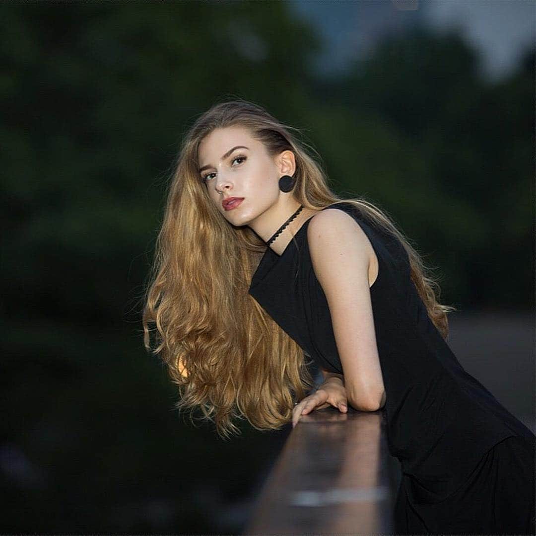 カロリーナさんのインスタグラム写真 - (カロリーナInstagram)「👩🏼👩🏼👩🏼 #instagood#instalike#instadaily#model#modeling#longhair#ukranian#blondehair#モデル#撮影#作品撮り」12月3日 19時34分 - karolina0824