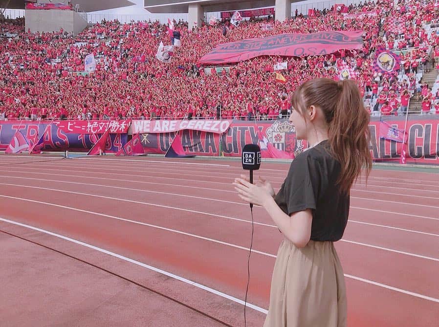 池田愛恵里さんのインスタグラム写真 - (池田愛恵里Instagram)「2018シーズン⚽️ありがとうございました！ これはダービーの最高の雰囲気の時の写真です！ . 今年はいろんな想いでセレッソを応援していましたが、最終戦の選手や監督の表情をみて、笑顔で終われて本当に良かったなと思います！ . ユン監督のセレッソをみていて、勝つってこんなに楽しいんだということを改めて知りました！ 今シーズン終盤の数試合、DAZN中継の私のインタビューに日本語に答えてくださる姿、いつも以上に想いが伝わってきました。尊敬する監督です！ . 個人的には、今年はセレッソ以外のチームの試合を担当させていただいたり、DAZNのスペシャル企画のリポートをしたり、リーグの優勝インタビューをしたり…今まで以上に濃いシーズンで、まだまだやらないといけないことを痛感した一年でした！ もっと頑張ります！ . これからもっと強くなるセレッソが楽しみ🌸 今シーズンもお疲れ様でした！ #ゴラッソセレッソ は #来週もありますよ😊」12月3日 19時53分 - ikeda_aeri