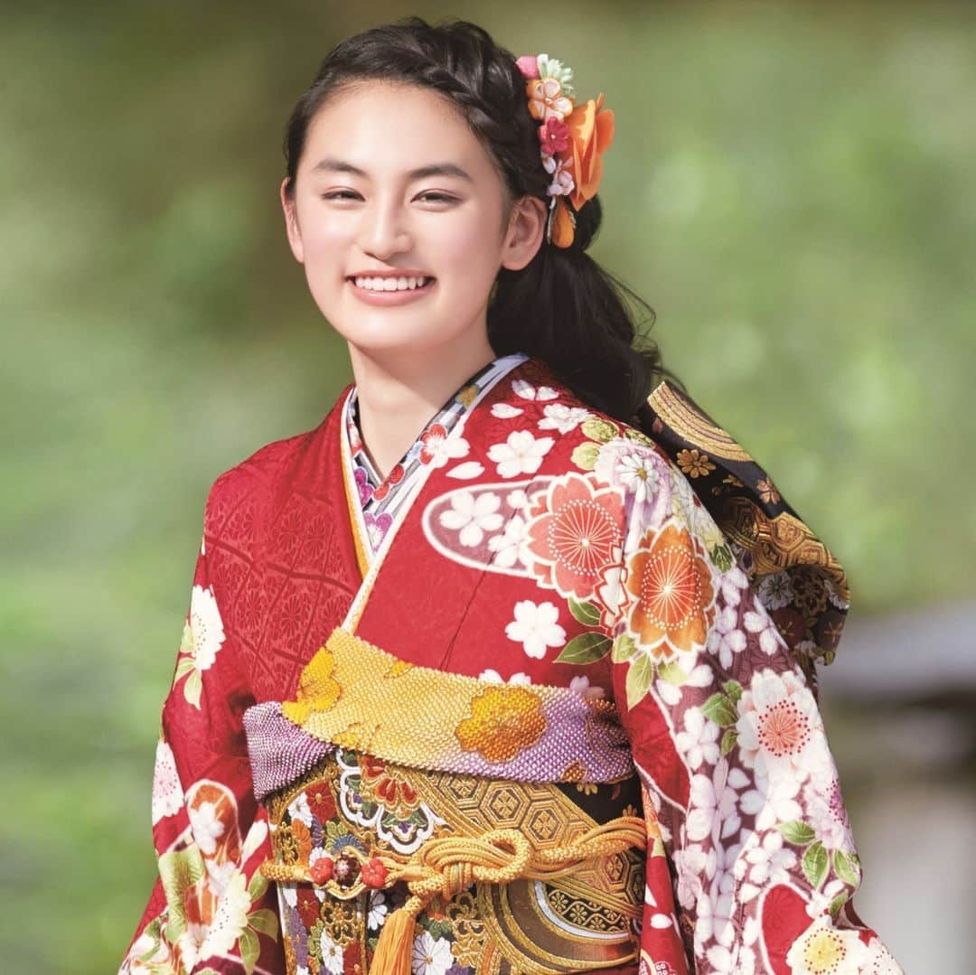 京都きもの友禅【公式】さんのインスタグラム写真 - (京都きもの友禅【公式】Instagram)「女性らしさとオトナっぽさを絶妙なバランスで兼ね備えている赤の振袖は、昔からいつの時代も女性たちに選ばれ続けてきた王道カラー。 . 暖色系で統一した和柄は可愛らしさにこだわりたいあなたにもオススメ♡ . @kimono_yuzenで振袖コーディネートをcheck♪ . #京都きもの友禅 #ハタチは一生もの #振袖 #furisode #振袖レンタル #成人式振袖 #はたち #ハタチ #成人式 #成人式2019 #成人式前撮り #振袖前撮り #振袖コーディネート #振袖コーデ #振袖ヘアメイク #成人式髪型 #キモノ#kimono #着物好き #ふりそでーしょん #赤 #八木莉可子 #クラッシック #華やか #上品」12月3日 20時00分 - kimono_yuzen