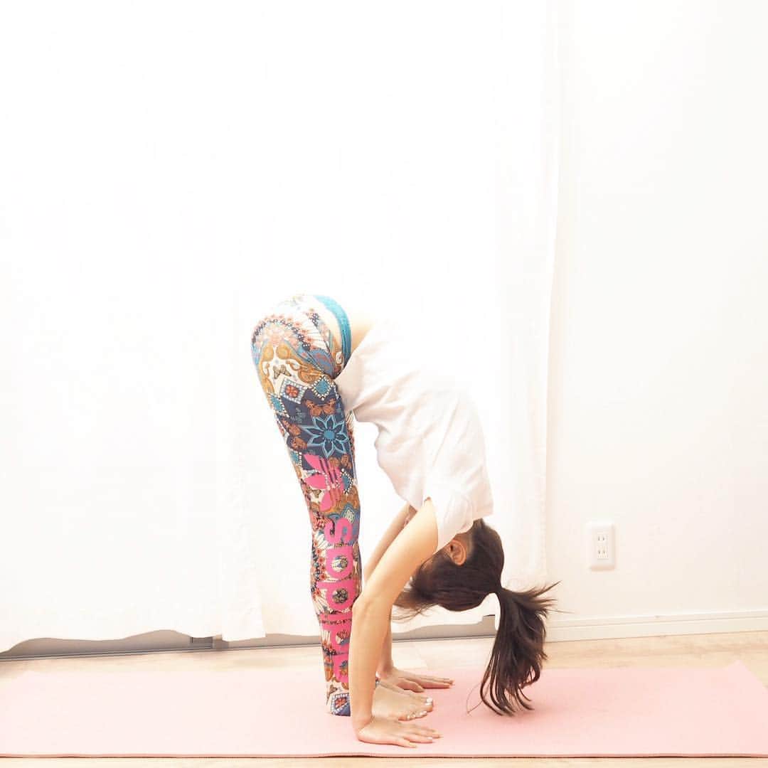 権田裕美さんのインスタグラム写真 - (権田裕美Instagram)「・ 少しずつヒップアップできてきたよ✨ ・ 日頃からお腹を意識して歩くこと。 胸を張って顎は引いて歩くこと。 よく噛んで食べること。 ゆっくり食べること。 ・ 「週末のランニングより、日々の意識」 毎日できることはたくさんあります✨ ・ コツコツ日々の積み重ねが1ヶ月、半年、1年後の体質改善、Happy！に繋がるよ😊 美に対して努力することは、 自分がキラキラ輝けること✨ ・ ・ #カタボリック#ヘルシービューティアドバイザー#薬膳コーディネーター#ダイエット#腸活#ヨガインストラクター#photography#instalove#instagood #instagram #mamagirl#steady#美人百花#classy#como#男の子ママ#モノノフ#instalove#instalike#kirarapost ・ #ymcメディカルトレーナーズスクール#ymcメディカルトレーナーズスクール福岡校#ymcヨガウェアコンテスト」12月3日 20時14分 - yumigonda