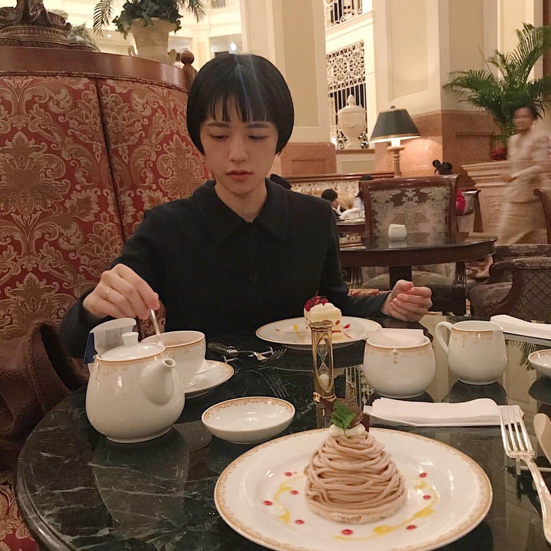 谷口朝香さんのインスタグラム写真 - (谷口朝香Instagram)「ディズニーランドホテル🏨💡 泊まるのもパークももちろん好きだけど、 ゆったりと ラウンジでお茶するのも好き☕️ #tokyodisneylandhotel」12月3日 20時06分 - asamaru.jp