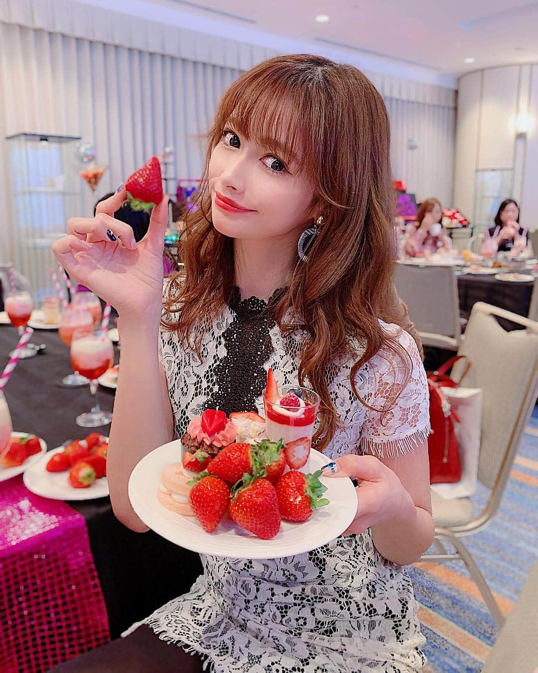 得あゆさんのインスタグラム写真 - (得あゆInstagram)「いちごいちごいちご🍓！ ・ ヒルトンお台場にて いちごビュッフェ🍓の試食会❣️ いちご25個くらい食べてしまった。笑 いちごはゼロキロカロリー！ ・ ・ ・ ・ ・ #いちご#ビュッフェ#デザート#スイーツ#お昼ごはん#ランチ#おやつ#インスタ映え#ヒルトン東京お台場#お台場#食べ放題#フルーツ#ワンピース#可愛い#お洒落#グルメ#ダイエット#カメラ女子#カフェ#カフェ巡り#diet#fruits#onepiece#lunch#sweets#strawberry#christmas#buffet#desert#japanesegirl」12月3日 20時22分 - tokuayu819