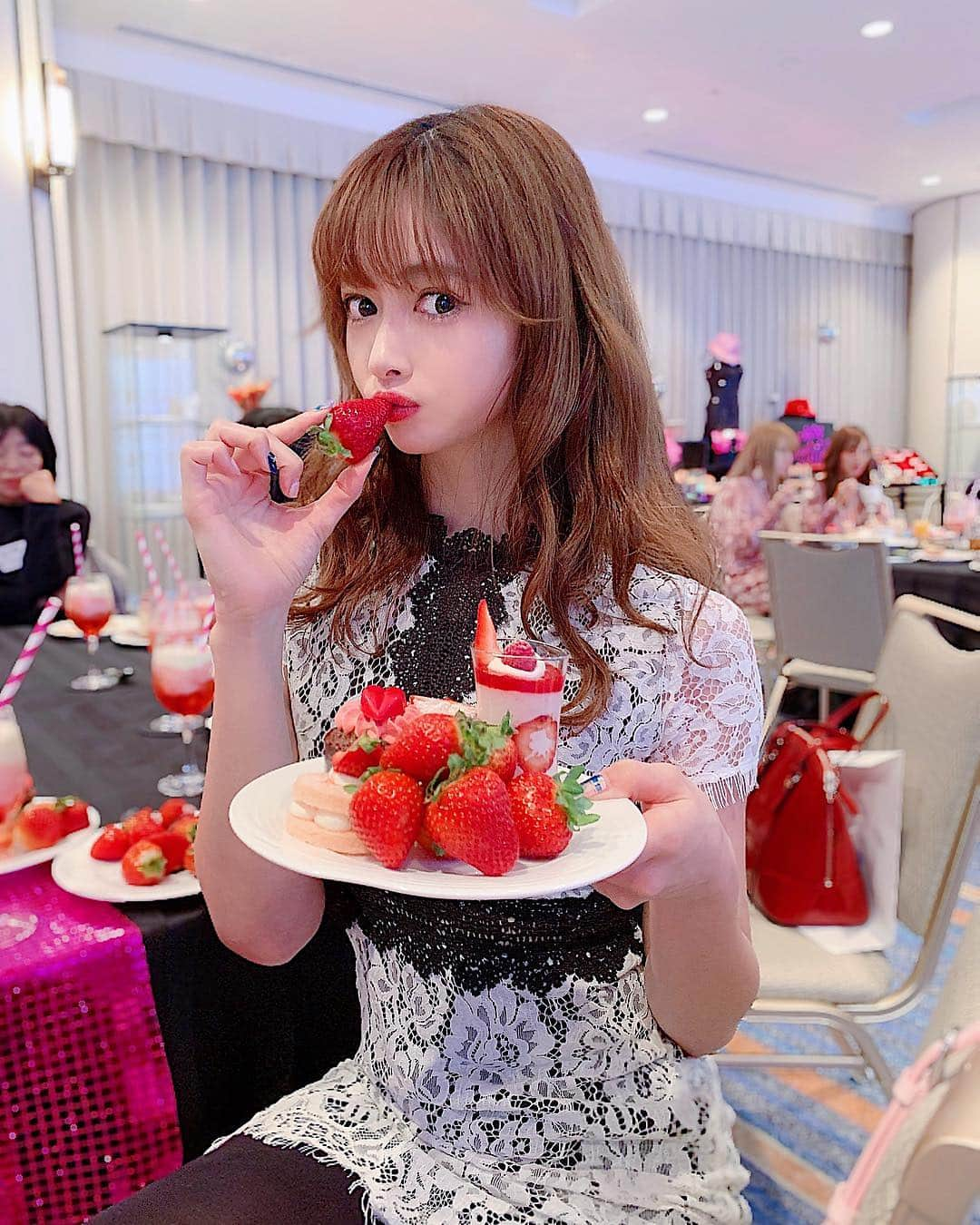 得あゆさんのインスタグラム写真 - (得あゆInstagram)「いちごいちごいちご🍓！ ・ ヒルトンお台場にて いちごビュッフェ🍓の試食会❣️ いちご25個くらい食べてしまった。笑 いちごはゼロキロカロリー！ ・ ・ ・ ・ ・ #いちご#ビュッフェ#デザート#スイーツ#お昼ごはん#ランチ#おやつ#インスタ映え#ヒルトン東京お台場#お台場#食べ放題#フルーツ#ワンピース#可愛い#お洒落#グルメ#ダイエット#カメラ女子#カフェ#カフェ巡り#diet#fruits#onepiece#lunch#sweets#strawberry#christmas#buffet#desert#japanesegirl」12月3日 20時22分 - tokuayu819