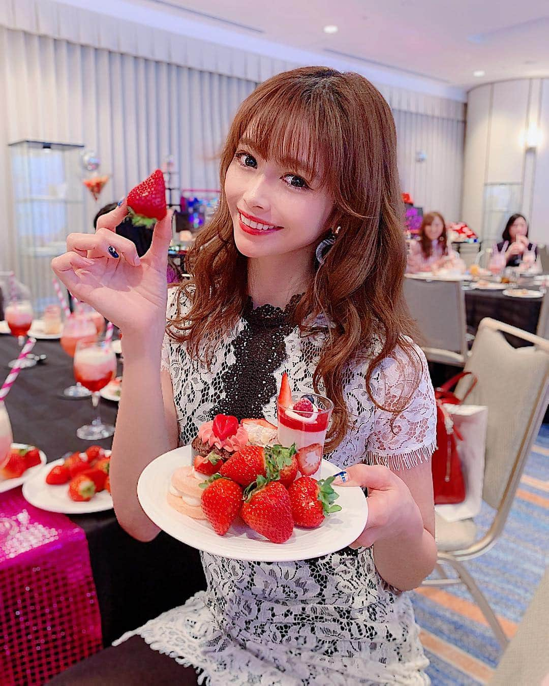 得あゆさんのインスタグラム写真 - (得あゆInstagram)「いちごいちごいちご🍓！ ・ ヒルトンお台場にて いちごビュッフェ🍓の試食会❣️ いちご25個くらい食べてしまった。笑 いちごはゼロキロカロリー！ ・ ・ ・ ・ ・ #いちご#ビュッフェ#デザート#スイーツ#お昼ごはん#ランチ#おやつ#インスタ映え#ヒルトン東京お台場#お台場#食べ放題#フルーツ#ワンピース#可愛い#お洒落#グルメ#ダイエット#カメラ女子#カフェ#カフェ巡り#diet#fruits#onepiece#lunch#sweets#strawberry#christmas#buffet#desert#japanesegirl」12月3日 20時22分 - tokuayu819