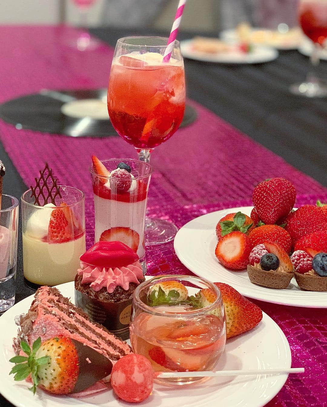 得あゆさんのインスタグラム写真 - (得あゆInstagram)「いちごいちごいちご🍓！ ・ ヒルトンお台場にて いちごビュッフェ🍓の試食会❣️ いちご25個くらい食べてしまった。笑 いちごはゼロキロカロリー！ ・ ・ ・ ・ ・ #いちご#ビュッフェ#デザート#スイーツ#お昼ごはん#ランチ#おやつ#インスタ映え#ヒルトン東京お台場#お台場#食べ放題#フルーツ#ワンピース#可愛い#お洒落#グルメ#ダイエット#カメラ女子#カフェ#カフェ巡り#diet#fruits#onepiece#lunch#sweets#strawberry#christmas#buffet#desert#japanesegirl」12月3日 20時22分 - tokuayu819