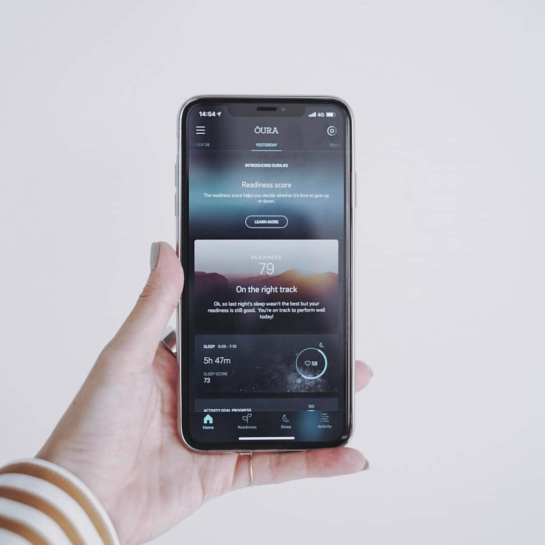 市川渚さんのインスタグラム写真 - (市川渚Instagram)「One of #myessentials. This is @ouraring 💍✨ . @spurmagazine 連載73回目公開されました😊今回は、9月にようやく手元に届いて以来、肌身離さず身に付けている @ouraring について書きました。 . 一見シンプルなリングにしかみえないのだけど、実は日々の活動量から睡眠時間・睡眠の状態までを計測してくれる賢い子。アプリのデザインもおしゃれで、取得した計測データをReadinessとSleepという二つのスコアで評価をしてくれて「今日はもっと早く寝たほうが…」などとアドバイスもしてくれる。私はこれで自分の眠りの浅さを自覚しました…😅睡眠環境改善運動を継続中です💤 . https://spur.hpplus.jp/culture/nagisaichikawa/201812/03/FlUYBZg/ . #市川渚のデジタルスタイリッシュライフ#ouraring#ōuraring」12月3日 21時05分 - nagiko
