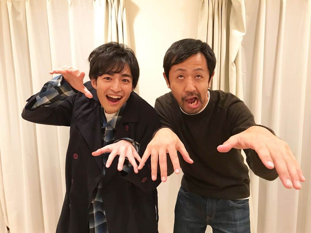 狩野健斗さんのインスタグラム写真 - (狩野健斗Instagram)「‪『痛快TV スカッとジャパン』‬ ‪観てくださった皆様ありがとうございます！‬ ‪私の恩人スカッと「縁の下の力持ち」‬ ‪に若手社員の竹下誠役で出演させて頂きました！‬ ‪共演させて頂いた濱津隆之さんとカメ止めポーズ！‬ ‪ありがとうございました！‬ ‪#スカッとジャパン‬ #カメラを止めるな」12月3日 21時00分 - kento_kanou