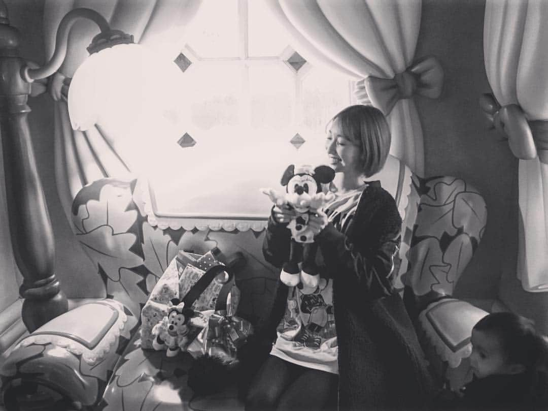 友稀サナさんのインスタグラム写真 - (友稀サナInstagram)「推しのお家へ🏠🎀 . . . #tokyodisneyland  #disneyland  #disney  #minniemouse#🎀 #東京ディズニーランド #ディズニーランド #ディズニー#ミニーマウス #トューンタウン#toontown  #ミニーの家#🐭#🏰 #happiestcelebration #35周年#⭐️ #ハピエストセレブレーション  #年間パス#共通年パ #dヲタさんと繋がりたい  #dヲタ#ミニヲタ #蒸気船ウィリー#ミニー」12月3日 21時19分 - sana0810yuuki