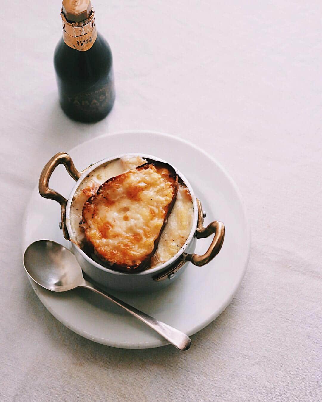 樋口正樹さんのインスタグラム写真 - (樋口正樹Instagram)「french onion soup . 今夜は熱々でトロトロの オニオングラタンスープ。 たっぷりのせたチーズと、 玉葱が多めで甘めなので、 タバスコふると良く合う。 . . #オニグラ #オニオングラタンスープ #スープ #バッラリーニ #タバスコ #タバスコ150周年 #onionsoup #soupealoignon #frenchonionsoup #tabasco #tabasco150 #Ballarini #Ballarini_jp」12月3日 21時20分 - higuccini