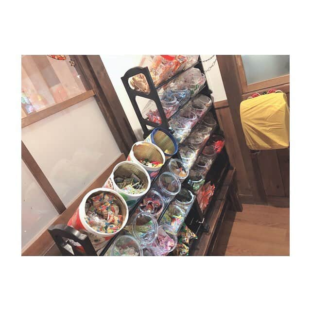 北川綾巴さんのインスタグラム写真 - (北川綾巴Instagram)「先日カワイイお店に行ってきました🎒✨食べ物も内装も全部かわいい、、、。食べ物も懐かしくて 小学生の頃を思い出した😊🎒 戻りたいな〜。 #6年4組 #栄分教場  #懐かしい #駄菓子 #揚げパン #ソフト麺 #ランドセル ちなみに綾巴は #水色 のランドセルでした💙💙」12月3日 21時30分 - ryoha1009