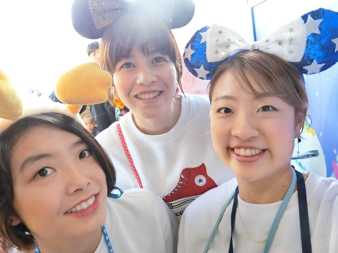 篠谷菜留のインスタグラム：「🐭🏰💕 . . . 1日ずーっと楽しかった！！ 楽しすぎた！！ 最高なリフレッシュ！！ . この子たちほんと面白い。笑 . また明日からリーグに向けて 頑張れる🙆‍♀️💕 . #ディズニーランド#楽しすぎた#たくさん笑った#最高#本当にありがとう」