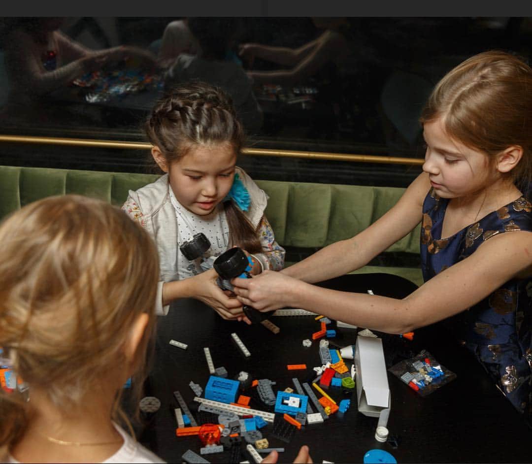 タチアナ・トトミアニナさんのインスタグラム写真 - (タチアナ・トトミアニナInstagram)「Спасибо "МОСГОРТУР" и "МОСВОЖАТЫЙ" @mosgortur  За занятие по Lego робототехнике. День рождения получился не только веселым и вкусным,но и познавательным 👍😊 #елизавета #деньрождения #9лет #лего Фото: @trondin82」12月4日 1時36分 - tatianatotmyanina