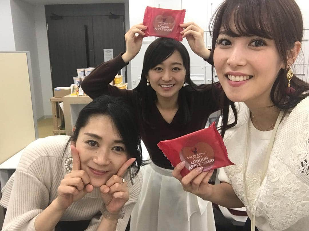 鷲見玲奈さんのインスタグラム写真 - (鷲見玲奈Instagram)「. アナウンス部に行くと恵理さんが片渕アナと私にリンゴどら焼きなるものを下さいました😍 最近流行ってるそうなのですが、完全に乗り遅れていました…😳💦 . . #水原恵理 アナウンサー #水原姉さん #片渕茜 アナウンサー #ふちこちゃん #りんごどら焼き #りんご #スイーツ」12月3日 21時57分 - sumi__reina