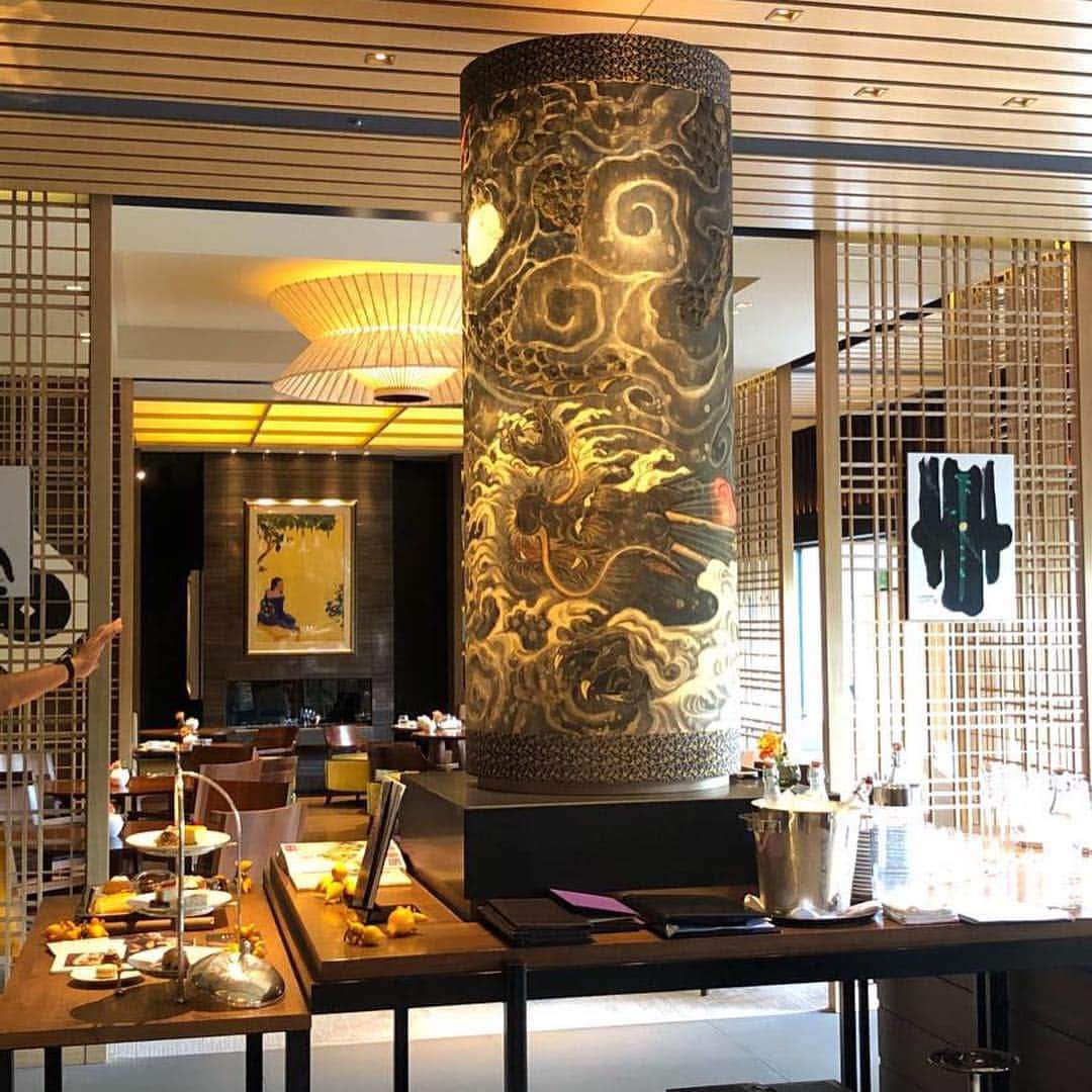 のインスタグラム：「Ritz Carlton Kyoto  Autumn Art event ended and Big Lantern reborn become flat Japanese Art on panel !  リッツカールトン京都、２ヶ月の秋の特別展示が無事終了致しました。  多くの方々にご高覧頂きました事、深く感謝申し上げます。 また多くの協力して頂いた皆様に感謝申し上げます。  多くの作品が新たな所へ嫁いで行くことになりました。  メインの大行燈は改めて和表装張り込みと生まれ変わります。  また、新たな作品制作が始まります。」