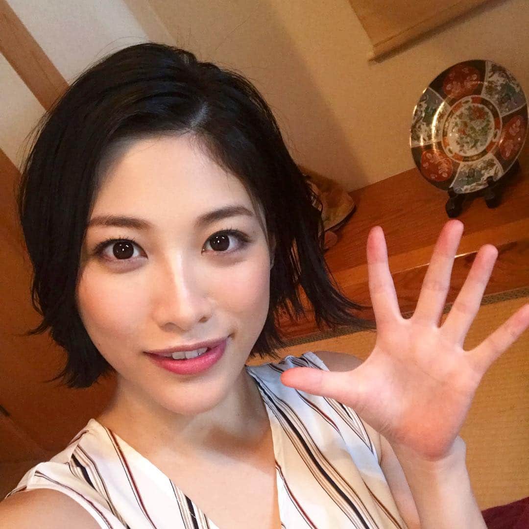 のインスタグラム：「この髪型になって #初めての #外ハネボブ ！ . メイクさんが #トレンド 取り入れて，#濡れ髪 #外ハネ にしてくれたんだあ☺︎︎ . #汗だく #オイルまみれ #lesbian #fitch #adultvideo #av女優 #春原未来 #ボブヘアアレンジ . #makeup 後が， #ルナソル #lunasol っぽいって言われたけど，自分ではよく分からず…💦← でもこの後， #oil と #唾液 #saliva でぐちゃぐちゃに…♡」
