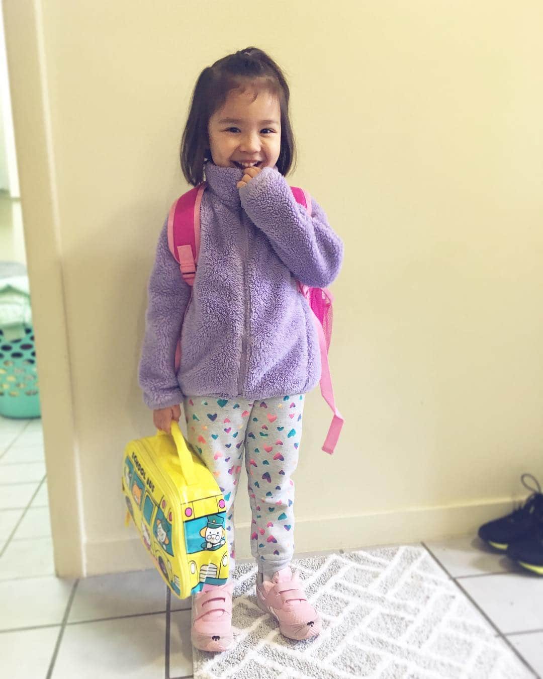 バイリンガル3兄妹のインスタグラム：「おはようございます☀ (8:40am) ・ 今日は11度なのでとても暖かく感じます♡ ・ 日本の皆様は月曜日お疲れ様でした、また1週間始まるわねぇ〜😭 ・ あと3週間でこちらも冬休み。 ・ この間夏休み終わったばかりなのにね？？😂 ・ 日本の学生さんはいつから冬休みですかー？♡ ・ ・ #はなち #4歳 #バイリンガル #アメリカ生活 #登園スタイル #バイリンガル3兄妹」