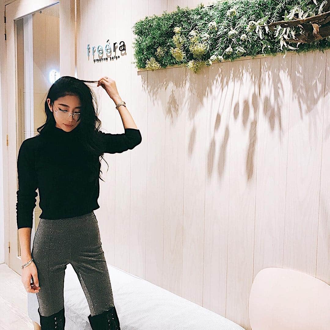 佐藤あずみのインスタグラム：「new hair✂︎❤︎ . なんで黒髪なのに黒のタートル着て行っちゃったの？！わかりづらいじゃん！って方は２枚目へ❤︎笑 . 見よ！ノーフィルターでこの綺麗な髪色！  相変わらずトップ半分はカラーせずにバージンヘアーにござります！ . 半分は数万年ぶりにカラーをしまして、ブリーチとカラーを繰り返し赤く染まった髪色をこんなに綺麗なアッシュグレーにしてもらいました❤︎ . そして15cmはカットしてもらったよ！前髪も短くしてワンレンスーパーロング卒業の巻！ めちゃめちゃ動きがでるようになって大満足すぎるぅう！ . 詳しくは @freera_takayasu まで！ 10年もあずみのわがままヘアーを担当してくれている信頼なる方にござります！ . #黒髪 #ロングヘアー #freera #hair #new #haircut #haircolor #newhair #blackhair #すっきり #いーかんじ」