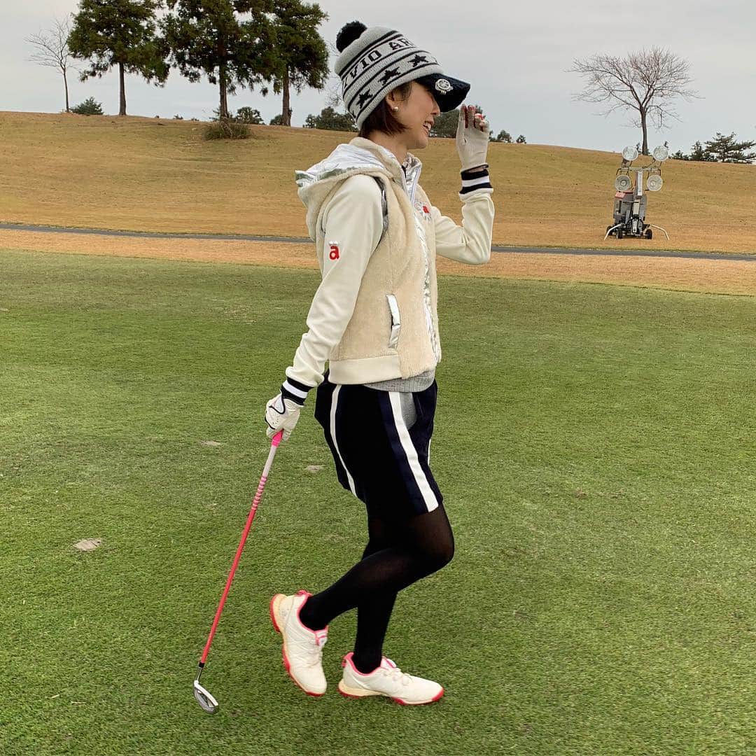 宮崎宣子さんのインスタグラム写真 - (宮崎宣子Instagram)「雨がぱらついたり、朝は寒かったたりと、気温の変化が大きい一日でした😊 暑くてベストを脱ぐ時間あり、 この季節はベストに救われてます✨  #golfgirl #golfwear #archivio #ゴルフウェア #秋ゴルフ #冬ゴルフ #アルチビオ」12月3日 23時16分 - miyazaki_nobuko