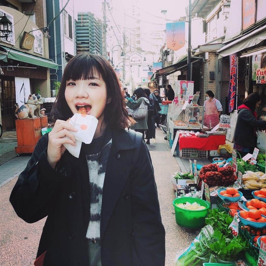 福田麻貴さんのインスタグラム写真 - (福田麻貴Instagram)「. 谷中ぎんざ商店街 . . ぜったいに、メンチカツを買うべきお店で(いろいろ取材など受けてるので)、私はそのときの口の中の声に従ってアジフライを買ったとさ☺️ . . #谷根千  #谷中ぎんざ  #お散歩好き #アジフライ #好きが溢れる #人生とは一体 #命がそこら中を歩いている #命の移動」12月3日 23時15分 - fukuda_maki_3ji