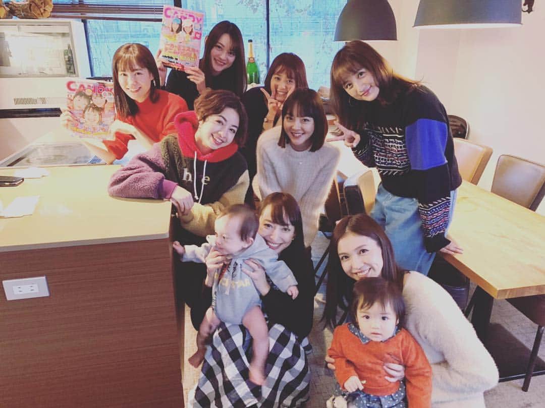 近野成美のインスタグラム：「雑誌「candy」の同窓会🍬 撮影していたのが、15年前とは思わないくらいみんな変わらないなぁ〜😊企画してくれてありがとー✨  #candy#久しぶりの再会 #ママになっててビックリ #楽しかった☺️」